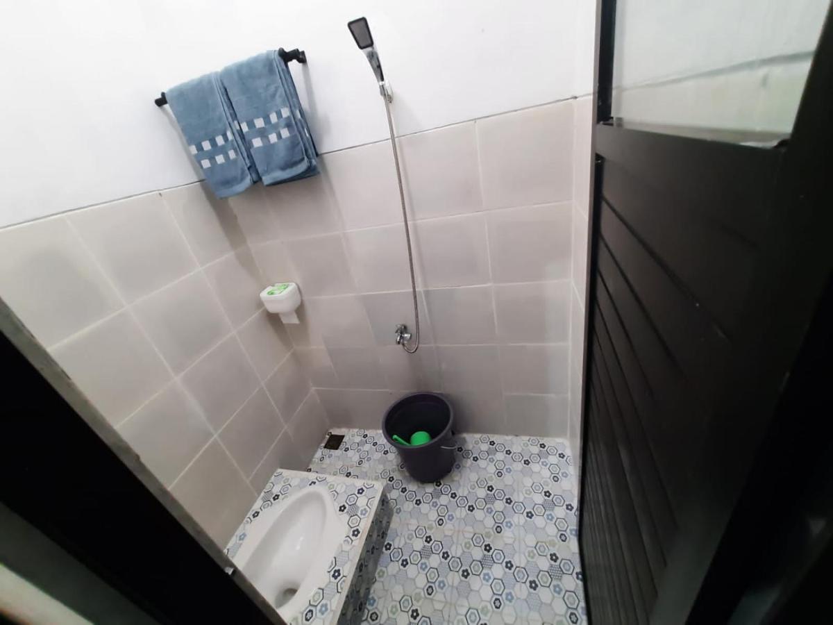 999 Khs Homestay Гилиманук Екстериор снимка